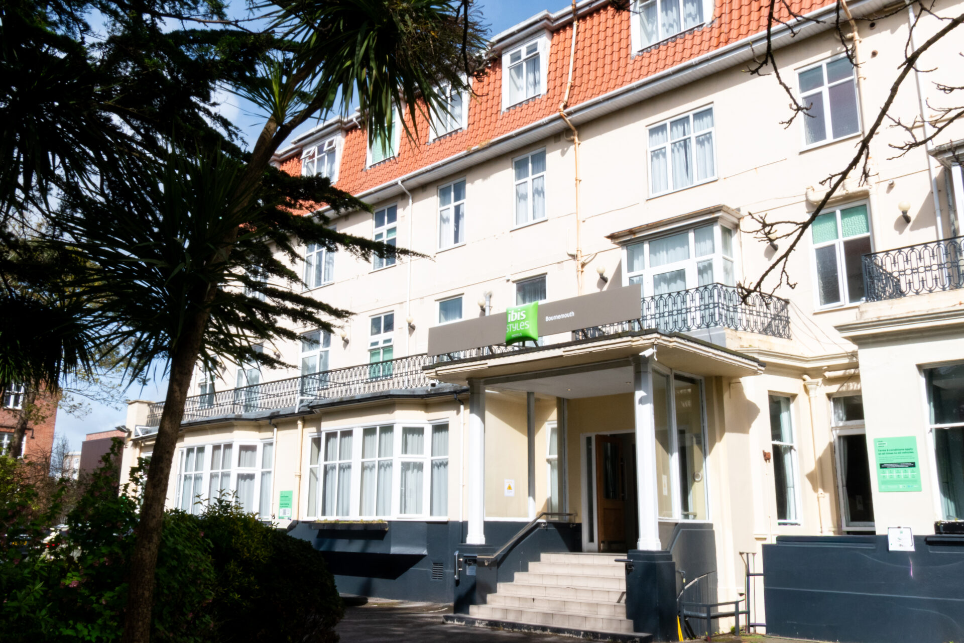 Switch Management Ltd has acquired Ibis Styles Hotel Bournemouth from Coast Hotels and Leisure Limited in a multi-million pound deal.